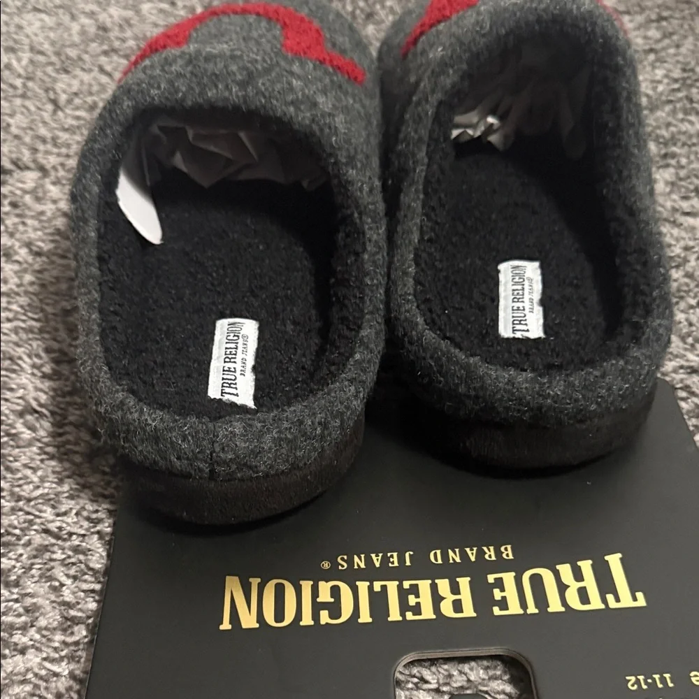 True Religion Men's Dark Gray Slip-On Slippers with Red Horseshoe
